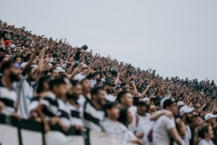 Atual campeão da competição, o alvinegro paulista fez jogo de controle na Ressacada e saiu de Florianópolis com vantagem para o duelo de volta em maio