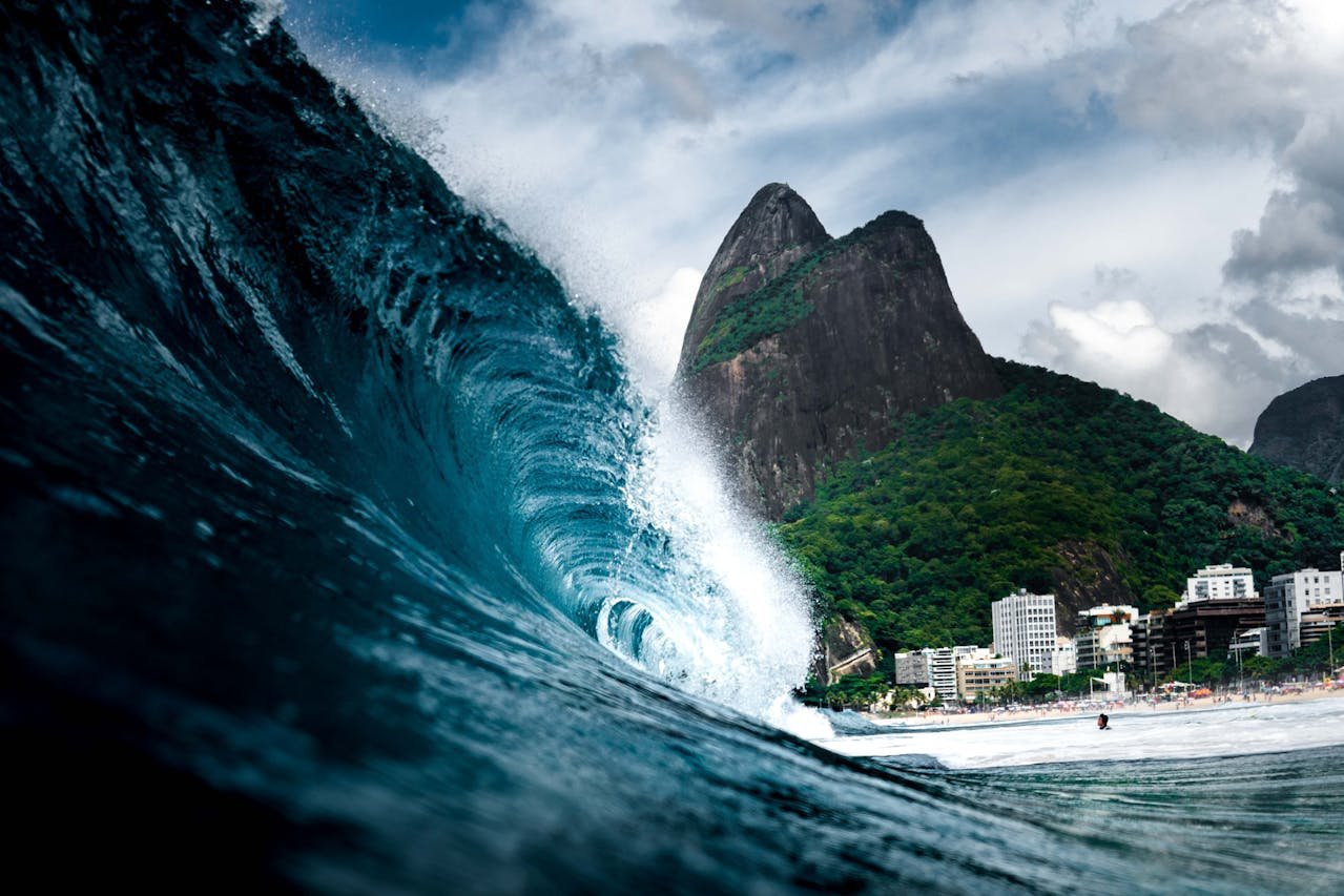 Marinha do Brasil emite alerta de ressaca com ondas de até 3 metros no Rio