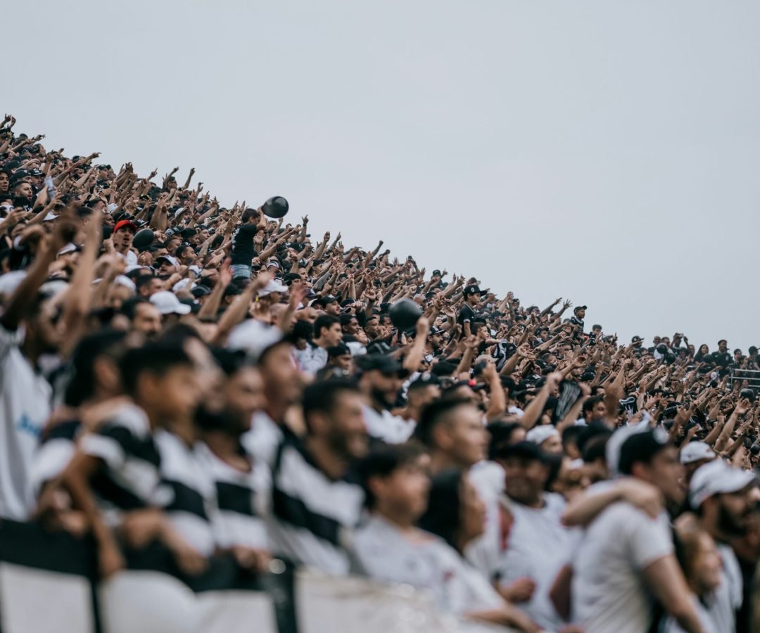 Atual campeão da competição, o alvinegro paulista fez jogo de controle na Ressacada e saiu de Florianópolis com vantagem para o duelo de volta em maio