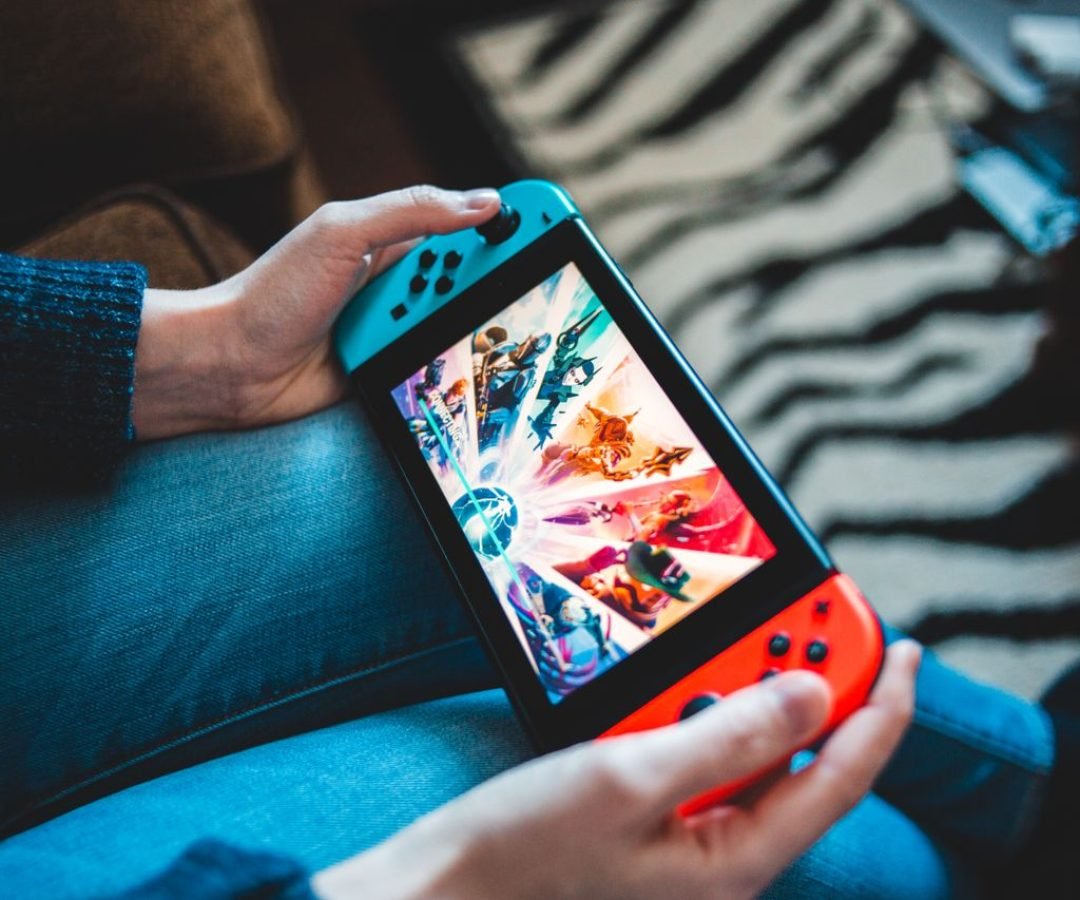 Mesmo após mais de duas décadas de seu lançamento, o Nintendo DS segue conquistando viajantes e jogadores que buscam praticidade, autonomia e uma biblioteca de jogos incomparável.